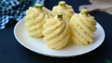 Tabakta bir dilim ananas. ,