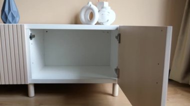 Oturma odasında boş bir çekmece. ,