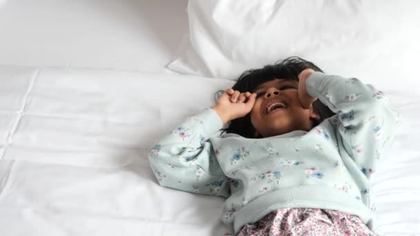 Zdenerwowane Dziecko Dziewczyna Zakryć Jej Twarz Ręki — Wideo stockowe