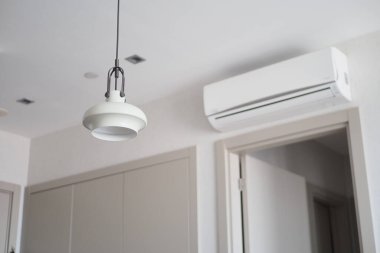 Duvarda asılı bir klima.. ,