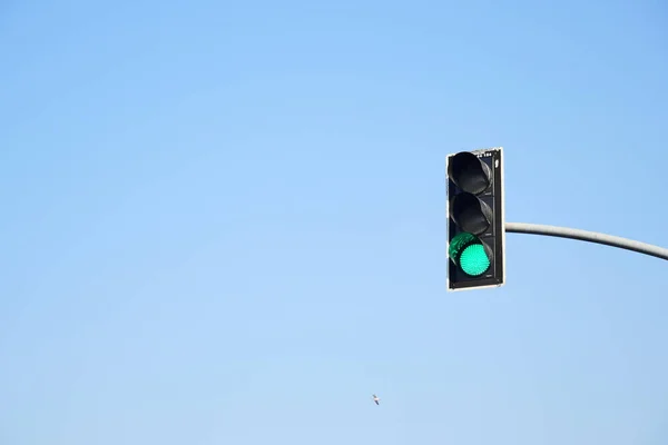 Zöld Színű Közlekedési Lámpa Ellen Kék Háttér — Stock Fotó