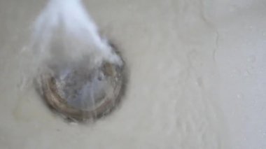 Musluktan akan su ağır çekimde .