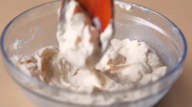 Süt kremasının masadaki konteynırın üst görüntüsü .