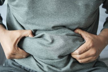 Erkeklerin el ele tutuşması aşırı göbek yağları, aşırı kilolu kavramlar.