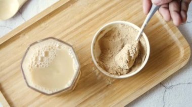 Bira mayalarını bir bardak suda karıştırıyorum. .