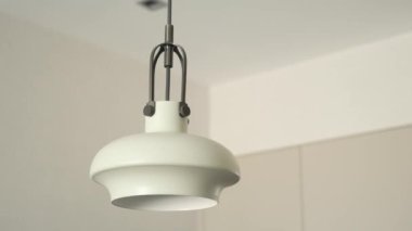  Bir odada asılı gri tavan lambası 
