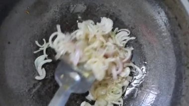  Kızartma tavasına soğan yağı sürüyorum...