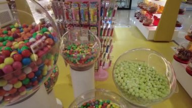 Satılık cam kasede renkli jelibonlar. 