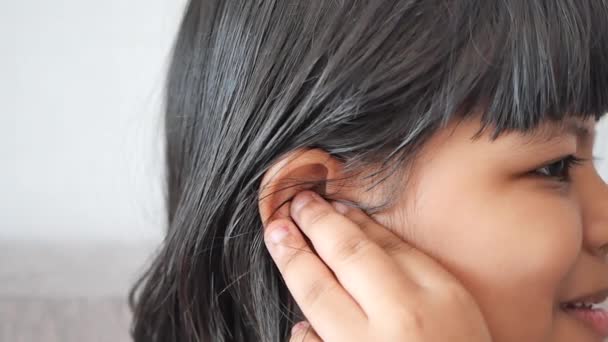 Παιδί Που Έχει Πόνο Στο Αυτί Αγγίζοντας Επώδυνο Αυτί Της — Αρχείο Βίντεο