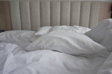 Sabahın köründe dağınık yatak, uyandıktan sonra dağınık yatak. .