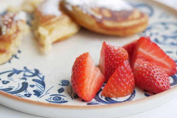 盘中草莓和煎饼 — 图库照片
