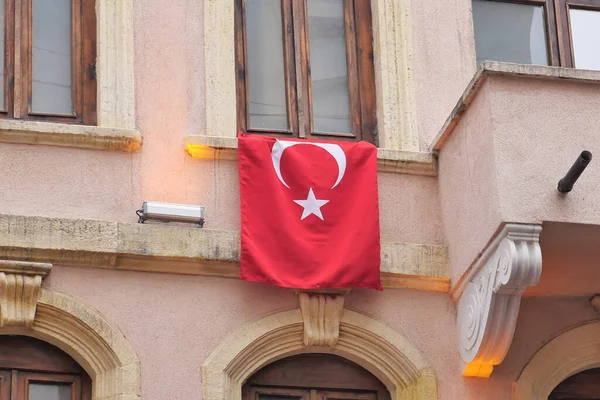 Bir Binanın Üzerinde Türk Bayrağının Düşük Açı Görünümü — Stok fotoğraf