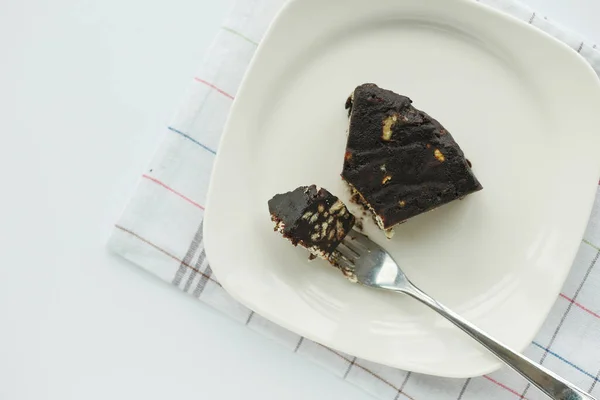 テーブルの上の皿の上にチョコレートとクリームケーキ — ストック写真