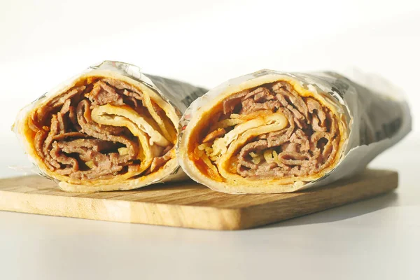 Kahve masasında sebzeli tavuk rulosu.