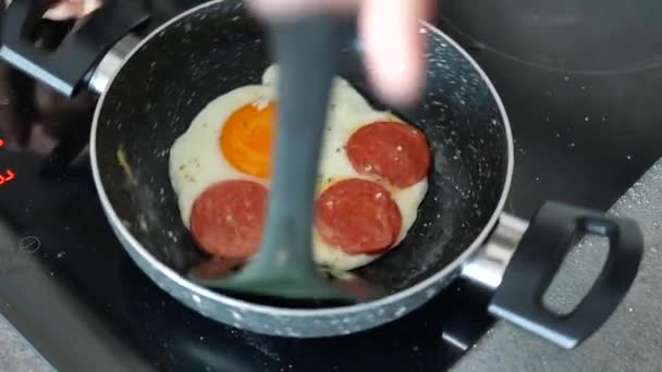 Жареное Яйцо Колбасой Тарелке — стоковое видео
