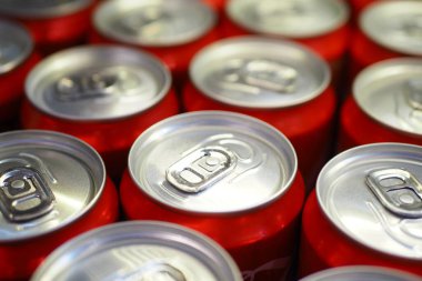 Bir kutu meşrubat dizildi. 