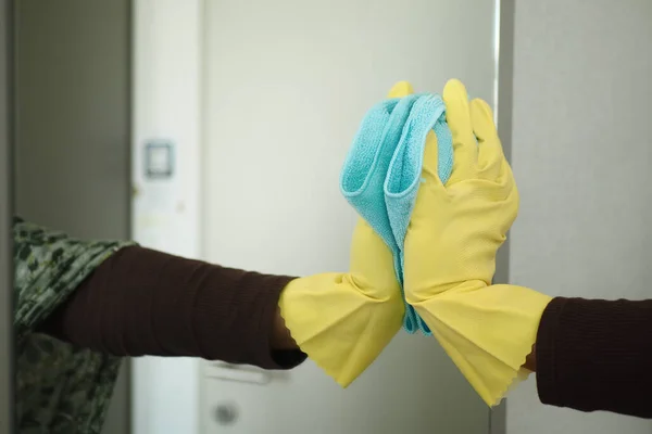 Κλείσιμο Του Προσώπου Χέρι Γάντια Καθαρισμού Παράθυρο Γυαλί — Φωτογραφία Αρχείου