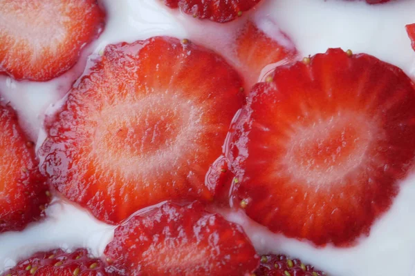 Reife Rote Erdbeeren Einer Schüssel Auf Dem Tisch — Stockfoto