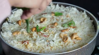 Kavanozda pilavın üzerine fındık koymak. .