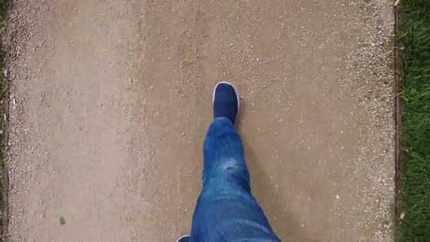 Pov Πυροβολισμό Του Ανθρώπου Στο Παπούτσι Περπάτημα Στο Δρόμο — Αρχείο Βίντεο