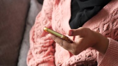 Akıllı telefonları tutan kadınların yakın çekimleri..