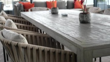 Çatı katındaki kahve dükkanındaki modern kanepe dinlenmek için. .