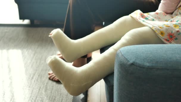 小男孩腿上缠着石膏绷带 — 图库视频影像