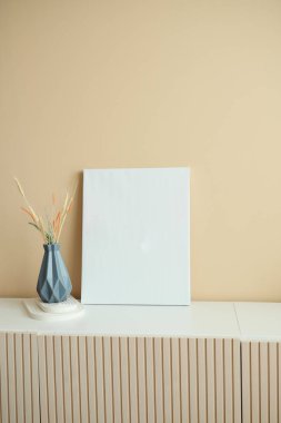 Oturma odasındaki siyah çerçeve. .