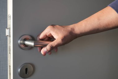 Mans Hand kapıyı kapatıyor .