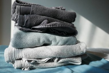 Masadaki duş havlusunu kapat..,