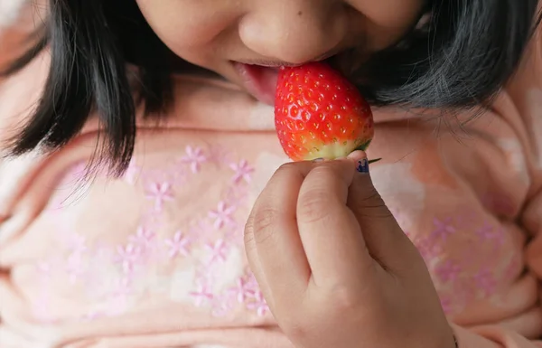 Barn Äter Jordgubbe Närbild — Stockfoto