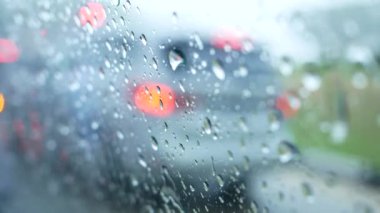 Pencereye yağmur damlaları, yağmurlu günler,