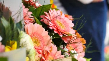 İstanbul 'daki çiçekçi, sokak dükkanında satmak için çiçek sergisi.