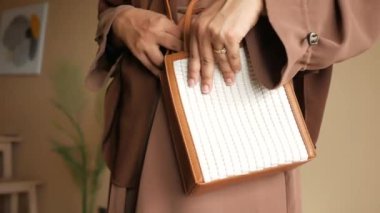  şık bir çantası olan kadınlar. .