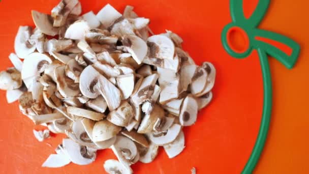 切菜板上的新鲜蘑菇 — 图库视频影像