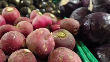 Taze kırmızı turp paketi perakende satış yapıyor. ,