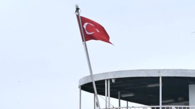 Gökyüzüne Karşı Türk Bayrağının Düşük Açı Görünümü