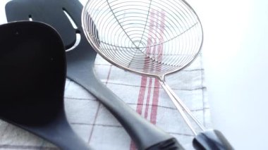 Masa örtüsünün üzerinde siyah plastik kaşık çatalı ,