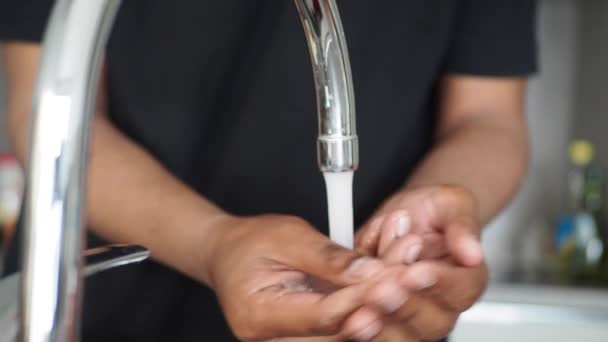 Anak Muda Mencuci Tangan Dengan Air Hangat — Stok Video