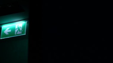 Süper marketin acil çıkış kapısı.