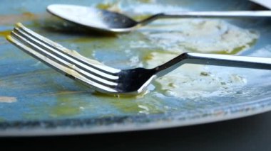 Masada yedikten sonra boş tabak ,