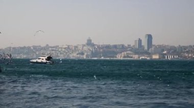 İstanbul 'daki İstanbul Boğazı' ndan feribot kalkıyor. .