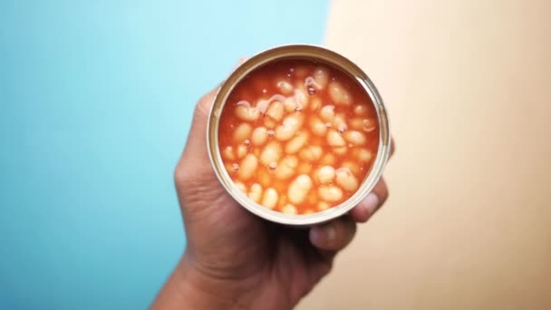 Κονσερβοποιημένα Φασόλια Ντομάτας Χύνονται Ένα Μπολ — Αρχείο Βίντεο