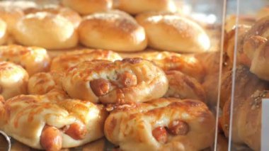 Masadaki ekmek yığınını kapat. .