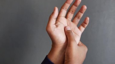 Acı çeken adam yaklaş. .