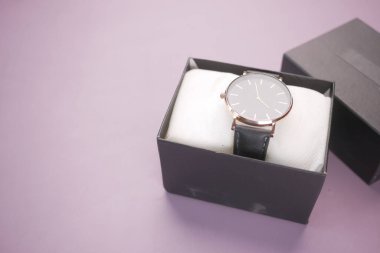 Kutudaki eski gümüş saati kapatıyorum. Yüksek kalite fotoğraf