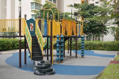 Yerel parktaki boş renkli oyun alanı .