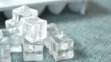 Beyaz arkaplanda birçok buz küpünü kapat .