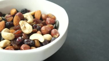  Bir kase karışık fındık..