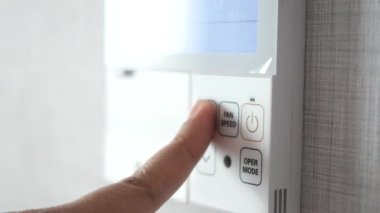 Uzaktan kumandalı bir adamın elini tut.